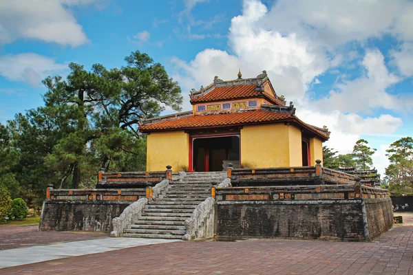 The Ming Mang Tomb complex of gates, buildings and statues near Hue, Vietnam, Asia — Stock Photo, Image