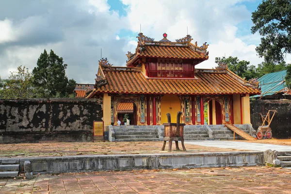 王莽明孝陵复杂的盖茨，建筑和雕像附近越南顺化，亚洲 — 图库照片