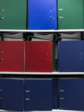 Dolaptaki belgeleriyle renkli klasörler