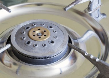 Mutfaktaki eski kirli gaz ocağı.