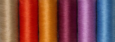 renkli iplik bobinler bir dizi