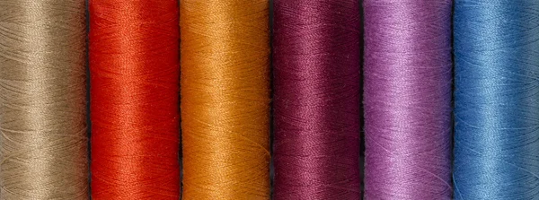 A number of colored thread spools — Stock Photo, Image