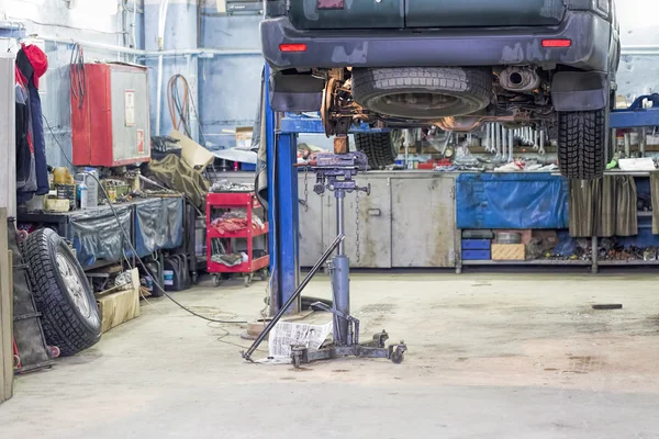 Rozebraný automobil na výtah — Stock fotografie