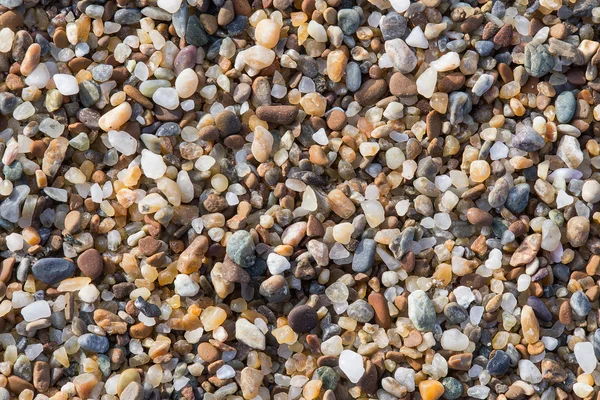 Υγρή άμμο και μικρές πέτρες στο το closeup παραλία. — Φωτογραφία Αρχείου