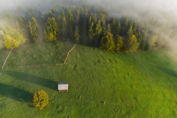 Vista Aérea Del Paisaje Montañoso Con Niebla Matutina Borde Del —  Fotos de Stock