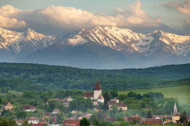 Transilvanya Sakson Köyü 'nün bahar manzarası, Hosman