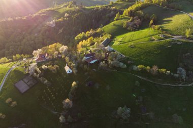 İlkbaharda, Karpat dağlarının vadilerinde uzak Romen köyü olan kırsal dağ manzarası