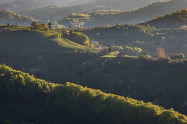 İlkbaharda, Karpat dağlarının vadilerinde uzak Romen köyü olan kırsal dağ manzarası