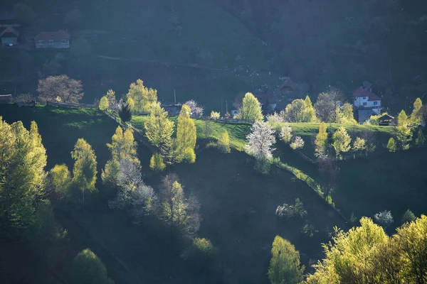 Paisaje Rural Montaña Con Remoto Pueblo Rumano Cuesta Arriba Los —  Fotos de Stock