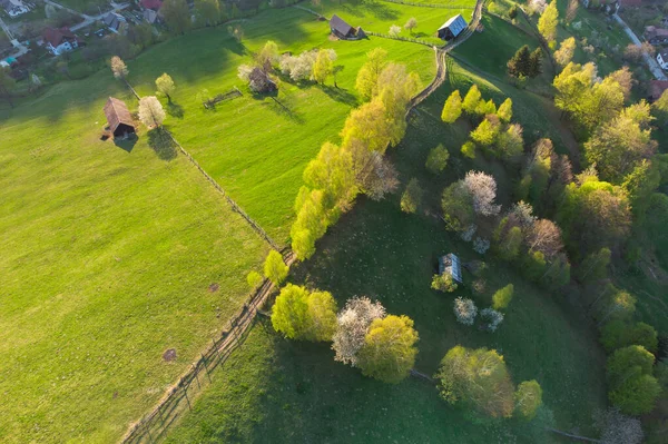 İlkbaharda, Karpat dağlarının vadilerinde uzak Romen köyü olan kırsal dağ manzarası