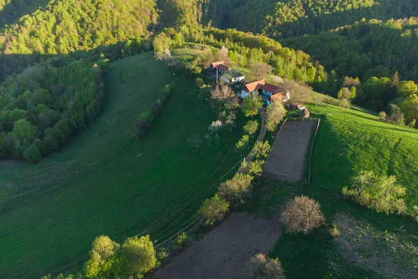 Paisagem Montanhosa Rural Com Remota Aldeia Romena Subindo Nos Vales — Fotografia de Stock