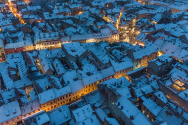 Brasov şehrinin mavi saatindeki kış manzarası.