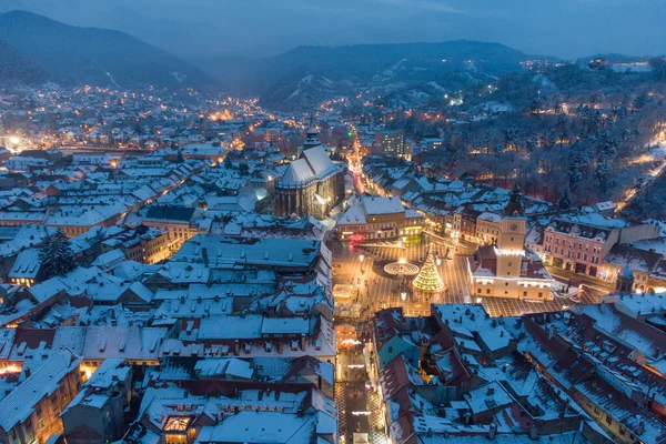 Brasov şehrinin mavi saatindeki kış manzarası.