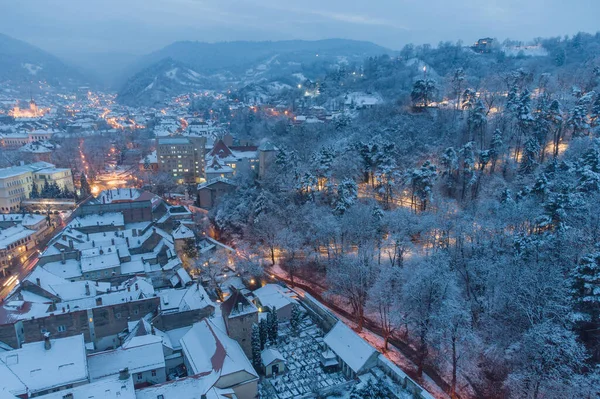 Brasov şehrinin mavi saatindeki kış manzarası.