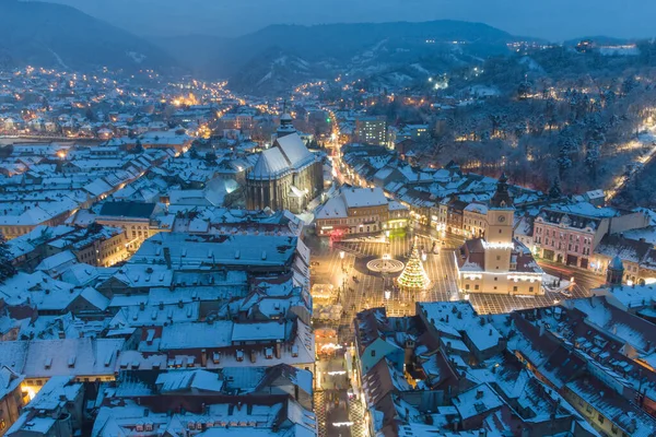 Brasov şehrinin mavi saatindeki kış manzarası.