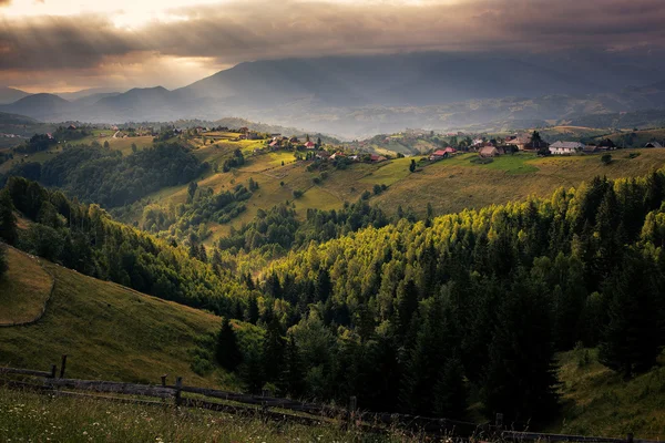 Paesaggio rurale estivo nelle montagne dei Carpazi — Foto Stock