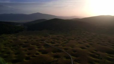 Bosna-Hersek 'in yemyeşil manzaralarında Smoljana' nın mistik subatan doğa fenomeninin 4K Hava Aracı videosu uzun gölgeli altın saat batımında