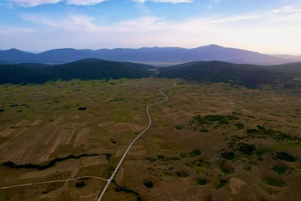 Bosna-Hersek 'in yemyeşil manzaralarında Smoljana' nın mistik subatan doğa fenomeninin 4K Hava Aracı videosu uzun gölgeli altın saat batımında
