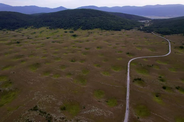 Bosna-Hersek 'in yemyeşil manzaralarında Smoljana' nın mistik subatan doğa fenomeninin 4K Hava Aracı videosu uzun gölgeli altın saat batımında