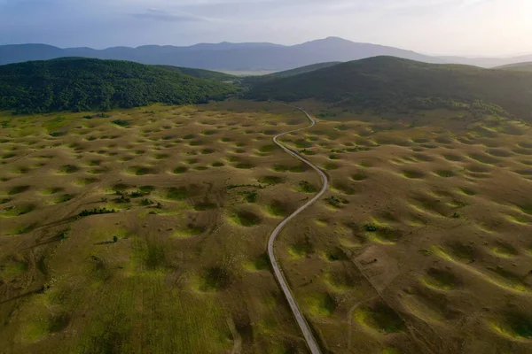 Bosna-Hersek 'in yemyeşil manzaralarında Smoljana' nın mistik subatan doğa fenomeninin 4K Hava Aracı videosu uzun gölgeli altın saat batımında