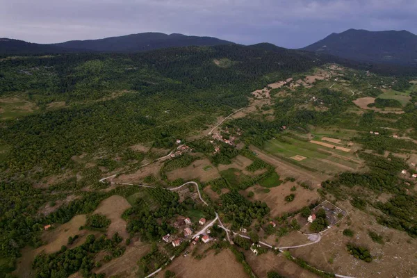 Bosna-Hersek 'in yemyeşil manzaralarında Smoljana' nın mistik subatan doğa fenomeninin 4K Hava Aracı videosu uzun gölgeli altın saat batımında