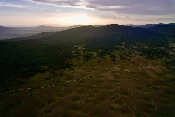 Bosna-Hersek 'in yemyeşil manzaralarında Smoljana' nın mistik subatan doğa fenomeninin 4K Hava Aracı videosu uzun gölgeli altın saat batımında