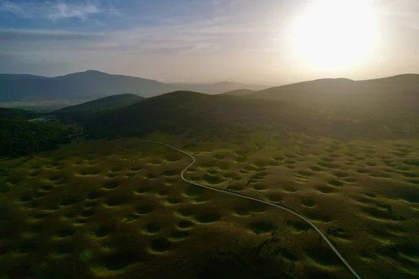 Bosna-Hersek 'in yemyeşil manzaralarında Smoljana' nın mistik subatan doğa fenomeninin 4K Hava Aracı videosu uzun gölgeli altın saat batımında