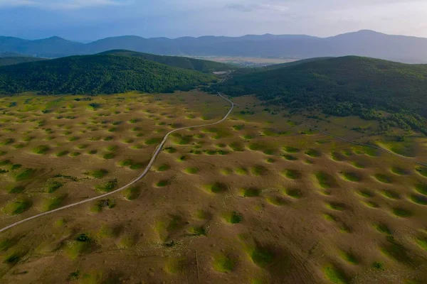 Bosna-Hersek 'in yemyeşil manzaralarında Smoljana' nın mistik subatan doğa fenomeninin 4K Hava Aracı videosu uzun gölgeli altın saat batımında