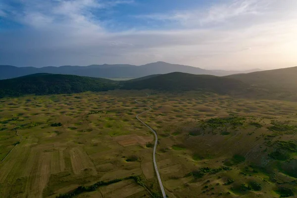 Bosna-Hersek 'in yemyeşil manzaralarında Smoljana' nın mistik subatan doğa fenomeninin 4K Hava Aracı videosu uzun gölgeli altın saat batımında