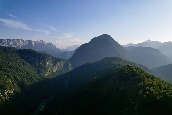 Alp Gölü Thumsee 'nin 4K Hava Aracı videosu. Turkuaz su ve yemyeşil ormanlarla çevrili. Gün batımında yüksek dağlar, Bad Reichenhall Almanya' da altın saat.