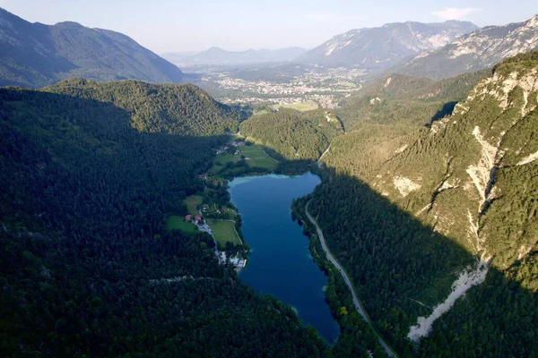 Alp Gölü Thumsee 'nin 4K Hava Aracı videosu. Turkuaz su ve yemyeşil ormanlarla çevrili. Gün batımında yüksek dağlar, Bad Reichenhall Almanya' da altın saat.