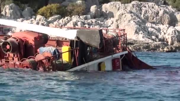 Gezonken schip uitzoomen — Stockvideo