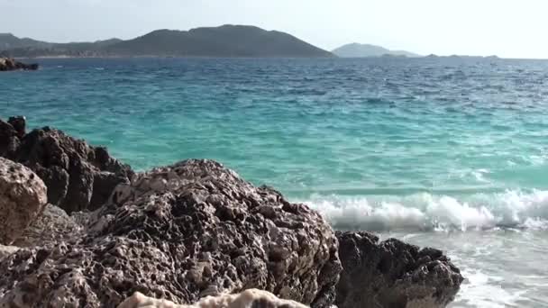 Βράχια και πανοραμική θέα στη θάλασσα — Αρχείο Βίντεο