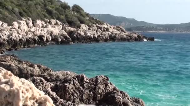 Cliffy litoral e mar 2 — Vídeo de Stock