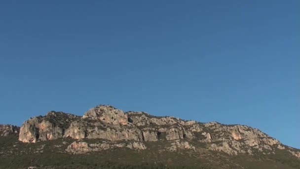 Hombre dormido montaña y cielo — Vídeo de stock