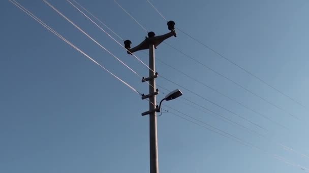 Электрический столб против неба — стоковое видео