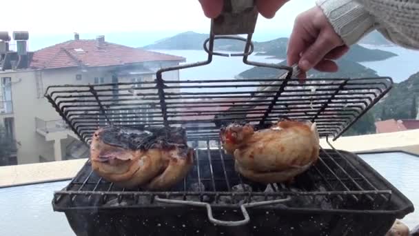 Parcialmente quemado mitad pollo a la parrilla — Vídeos de Stock