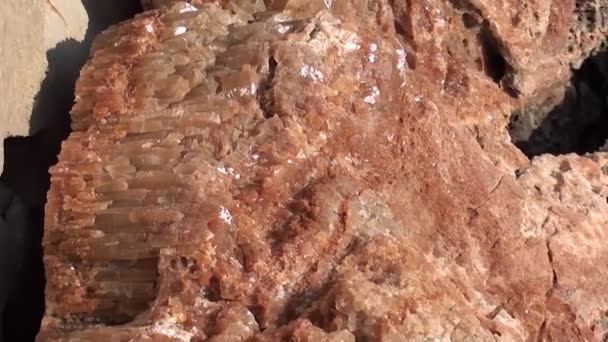 Κρύσταλλοι ασβεστίτη στα βράχια σμίκρυνση — Αρχείο Βίντεο