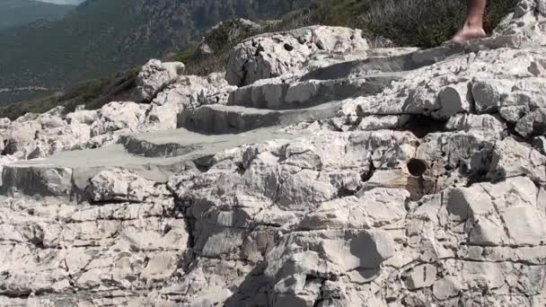 A piedi nudi camminando al piano di sotto — Video Stock