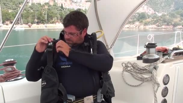 Zetten van scuba jacket — Stockvideo