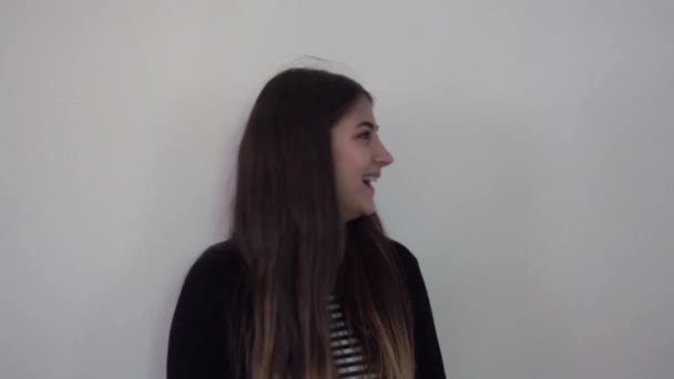 Echte emoties op het gezicht van geïnterviewde meisje — Stockvideo
