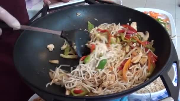 Cocinar y remover pasta china — Vídeo de stock