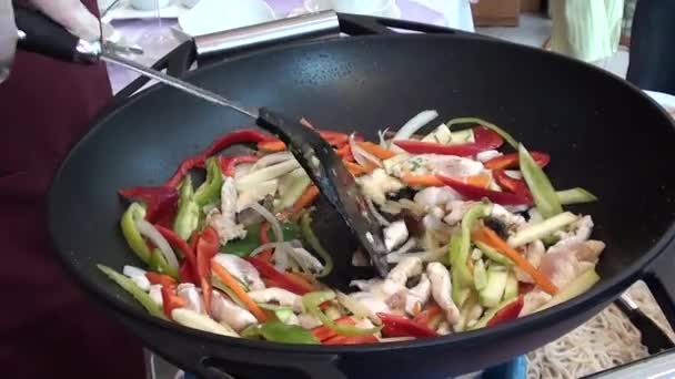 Estofado de verduras con pollo — Vídeo de stock