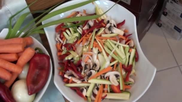 Diferentes verduras picadas listas — Vídeos de Stock