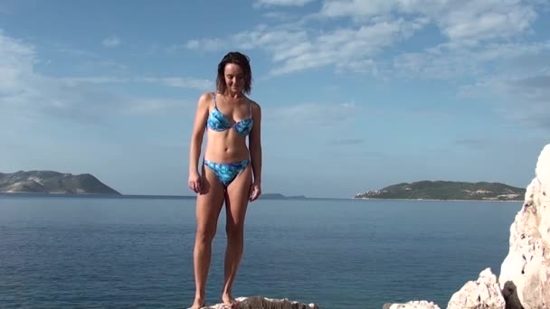 在蓝色泳装姿势的女人 — 图库视频影像