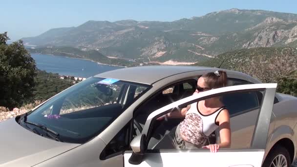 Kvinna får in i bilen — Stockvideo