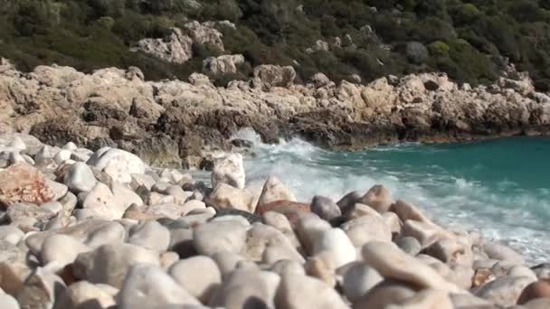 Çakıl taşları ve dalgalı deniz plaj — Stok video