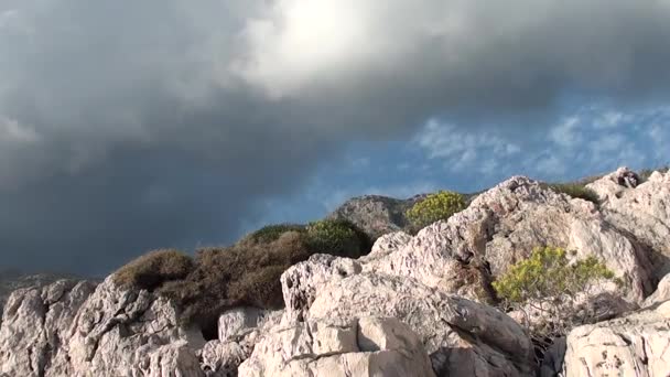 Szél thunderclouds és a sziklák — Stock videók