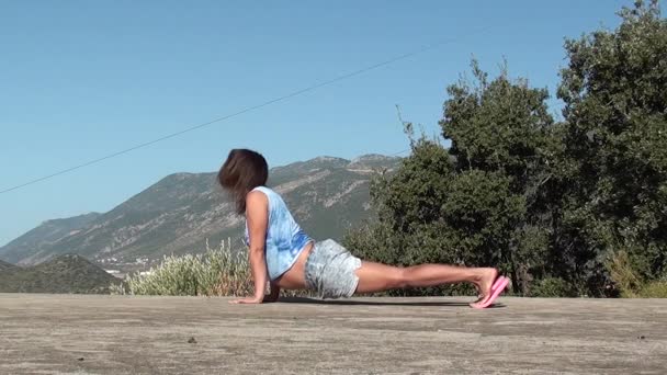 Yoga para cobra asana grávida e triângulo — Vídeo de Stock