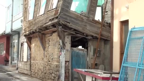 Старый разрушительный наклон дома — стоковое видео